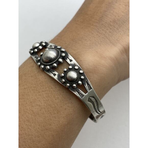 VINTAGE FRED HARVEY NATIVE AMERICAN STERLING SILVER CUFF BRACELET - Picture 2 of 11